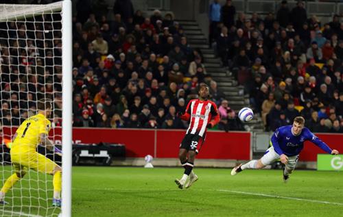 Brentford đấu với Everton