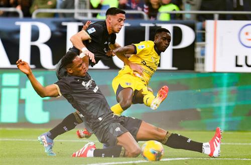 Cagliari đấu với Parma