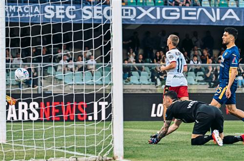 Verona đấu với Genoa