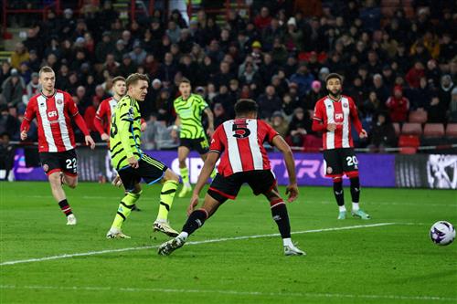 Sheffield United đấu với Arsenal