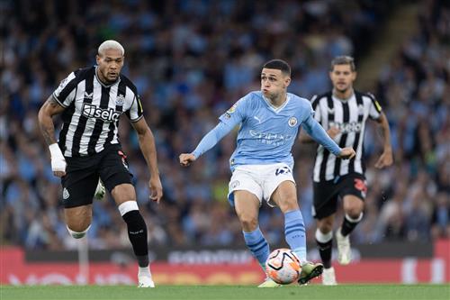 Newcastle United đấu với Manchester City