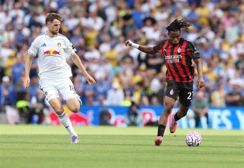 Leeds United đấu với AC Milan