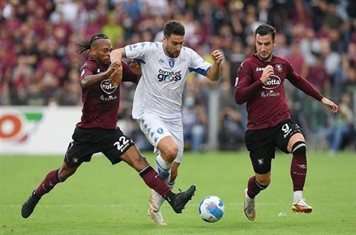 Lecce đấu với Salernitana
