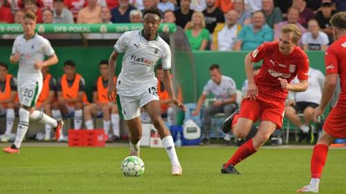 TuS Belsenbruck đấu với Monchenladbach