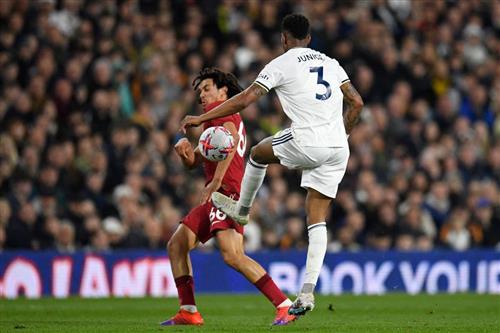 Leeds United đấu với Liverpool