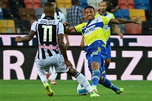 Juventus đấu với Udinese