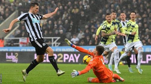 Newcastle đấu với Leeds United