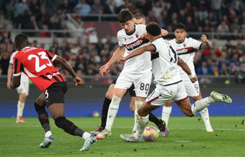 Bologna đấu với AC Milan