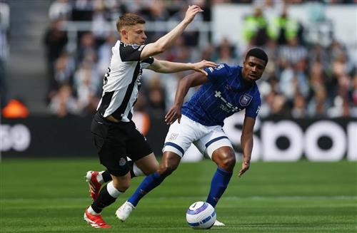 Newcastle United đấu với Ipswich Town