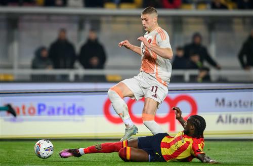 Lecce đấu với Roma