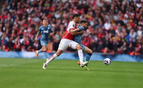 Arsenal đấu với Aston Villa