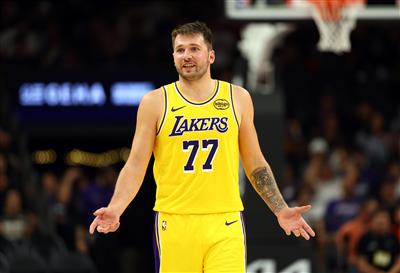 Doncic đã ghi được 23 điểm trong quý đầu tiên, ngang bằng kỷ lục ghi bàn trong quý đầu tiên của nhượng quyền thương mại Kobe và Kuzma.
