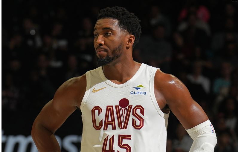 Trạng thái cạnh tranh là tốt! Mitchell ghi được 21 điểm và 3 pha kiến tạo khi thực hiện cú sút 6/9 trong hiệp một