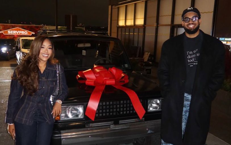 Bạn gái của Towns tìm thấy chiếc ô tô cũ mà mẹ cô lái cách đây 30 năm để làm quà sinh nhật lần thứ 30 cho Towns