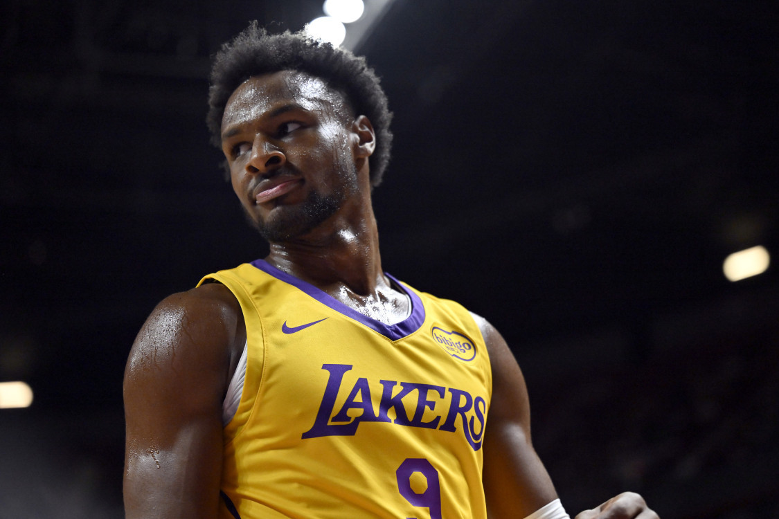 Bạn có kinh nghiệm săn hươu không? Bronny đã ghi được 17 điểm và 5 pha kiến tạo vào lưới Bucks lần trước, lập một đỉnh cao trong sự nghiệp.