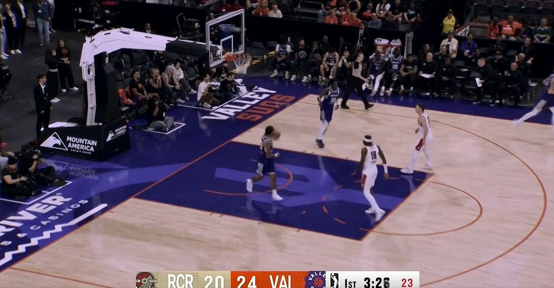 Yang Hansen ghi được 4 điểm và 3 rebound ở 2/6 cú sút trong hiệp một.