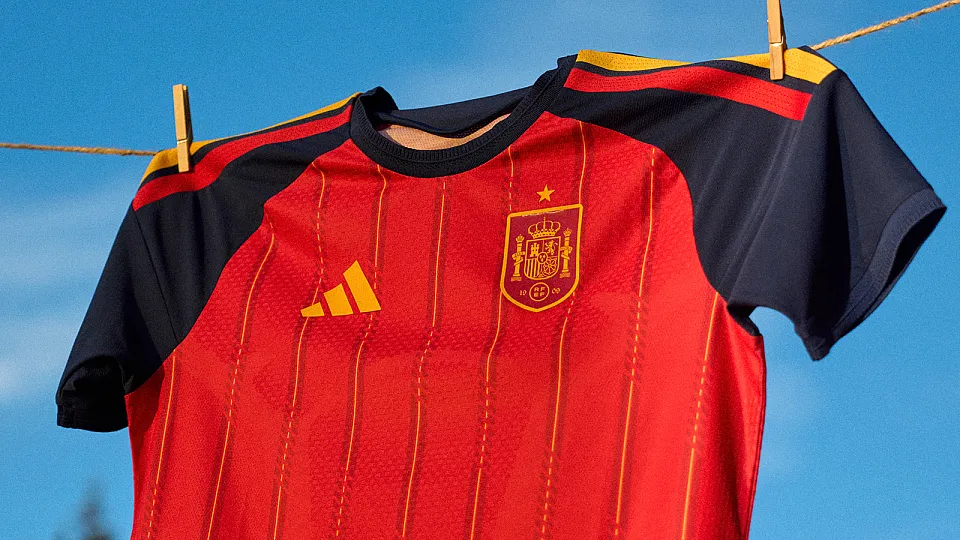 Adidas phát hành đồng phục thi đấu của đội chủ nhà World Cup Tây Ban Nha, sẽ được ra mắt trong vòng sơ loại World Cup trong tháng này