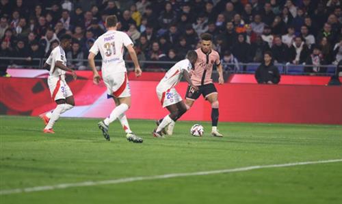 Lyon đấu với Paris Saint Germain