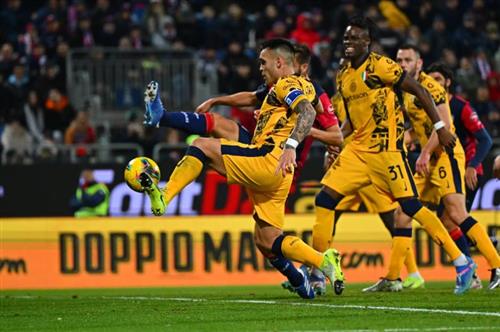 Cagliari đấu với Inter Milan