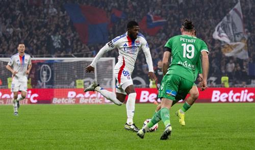 Lyon đấu với Saint Etienne