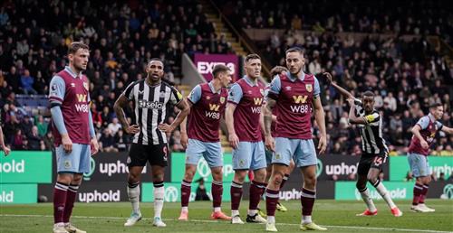 Burnley đấu với Newcastle United