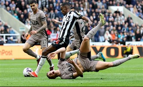 Newcastle United đấu với Tottenham Hotspur