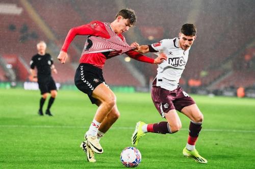 Southampton đấu với Watford