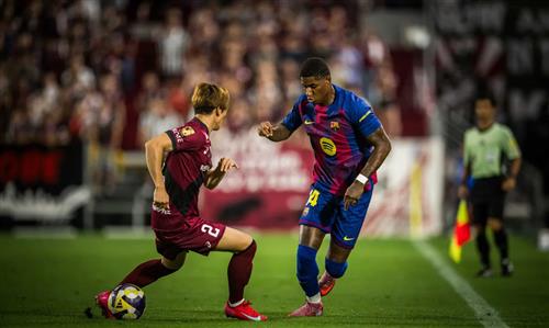 Kobe thắng Fense trước Barcelona