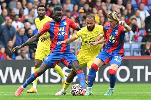 Brentford đấu với Crystal Palace