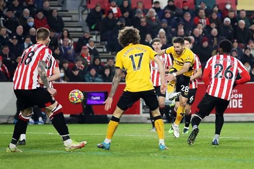 Brentford đấu với Wolves