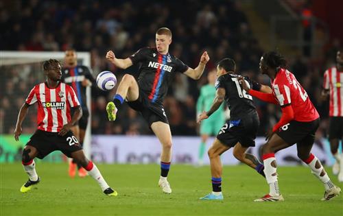 Southampton đấu với Crystal Palace
