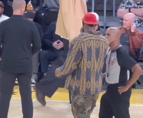 Những gì đã được nói? James vào sân để giao tiếp với trọng tài trong giờ nghỉ.