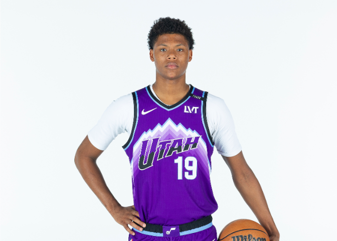 Sự nghiệp cao! Ace Bailey bắt đầu trận đấu và ghi được 20 điểm để dẫn dắt đội giành chiến thắng.